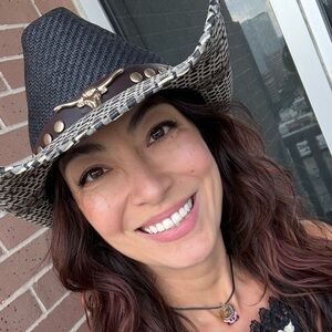 Meet your Posher, Elana